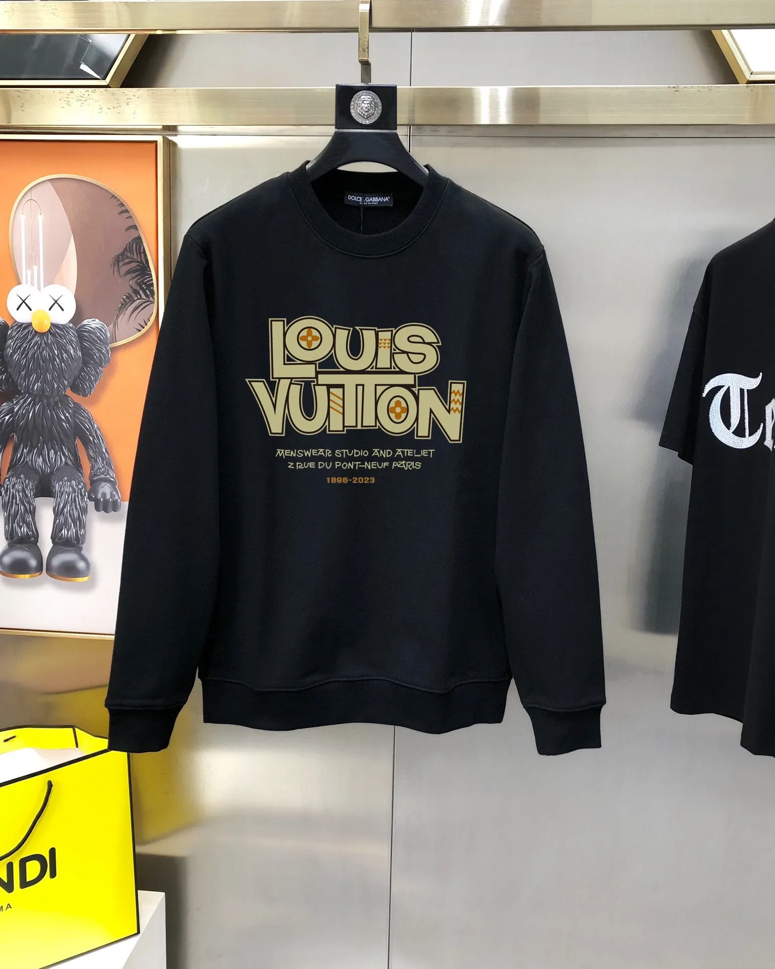 🅿️220 brand [LV Louis Vuitton] (good news for fat people) 2025ss autumn latest long-sleeved round-neck sweatshirt, on sale simultaneously on the official website. Refreshing and breathable. Made of top Tencel Roman. Comfortable and soft. 3D three-dimensional clarity. Super fashion sense. Great for gifting and keeping for yourself. Size: M-5XL (can wear up to 220 pounds)